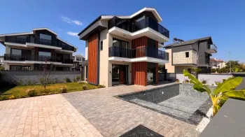 Geniş Havuzlu ve Bahçeli Modern Çalış Villası